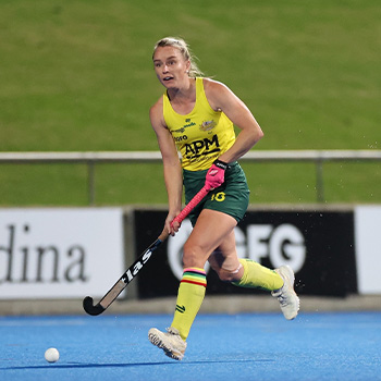 Jane Claxton playing hockey for Australia